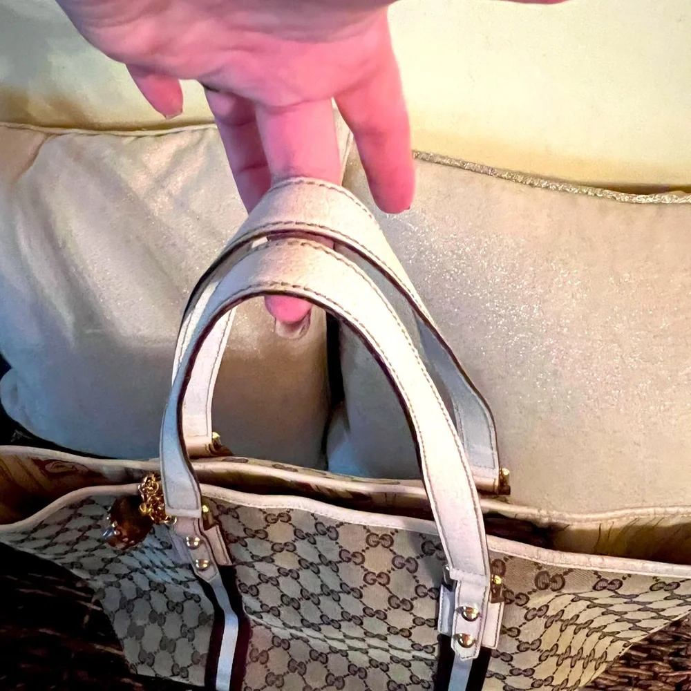 Gucci purse used 2x ended up with a shoulder injury and can’t use bag anymore - Picture 4 of 5
